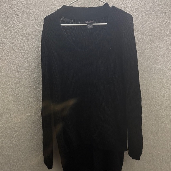 Questions Sweaters - Elegant Black V-Neck Sweater